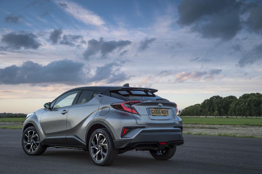  Toyota C-HR 2016 года  (UK) (фото 23 из 32)